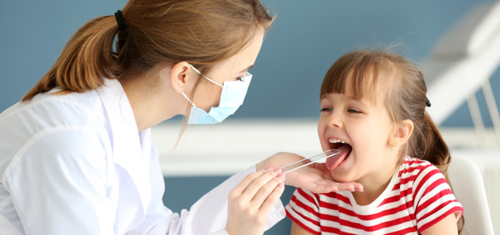 Вливание лекарственных веществ в гортань