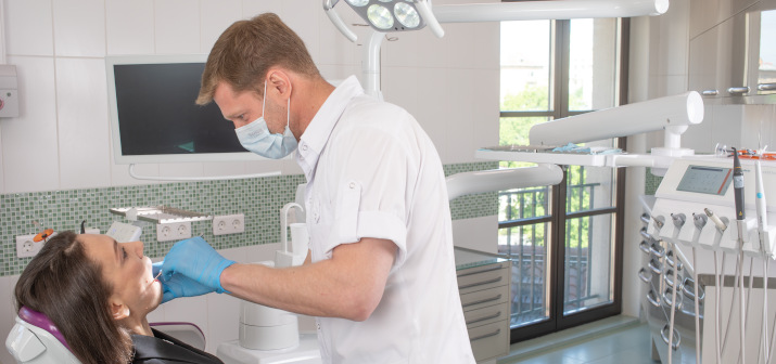 Из-за чего появляется кариес и как этого избежать