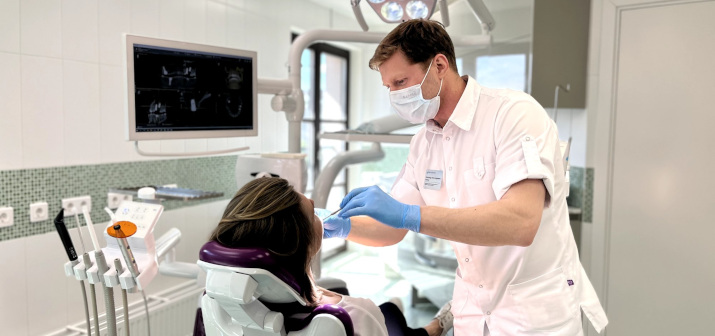 Почему имплантацию зубов не стоит откладывать